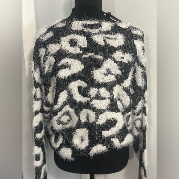 Wednesday’s Girl Leopard Print Sweater NWT - Picture 3 of 4